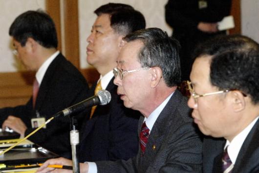 4·15 총선 이후 처음으로 19일 국회 귀빈식당에서 열린 경제 당정협의회에서 이헌재 경제부총리가 회의를 진행하고  있다. 남상인기자 sanginn@