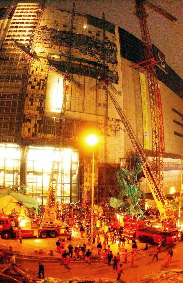 백화점 철제구조물 붕괴  부천 중동 LG백화점 철제 구조물 붕괴 19일 밤 부천 중동 LG백화점 공사현장에서 철제 구조물이 붕괴된 가운데 구급대원들이 생존자 발굴작업을 하고 있다. 이언탁기자 utl@