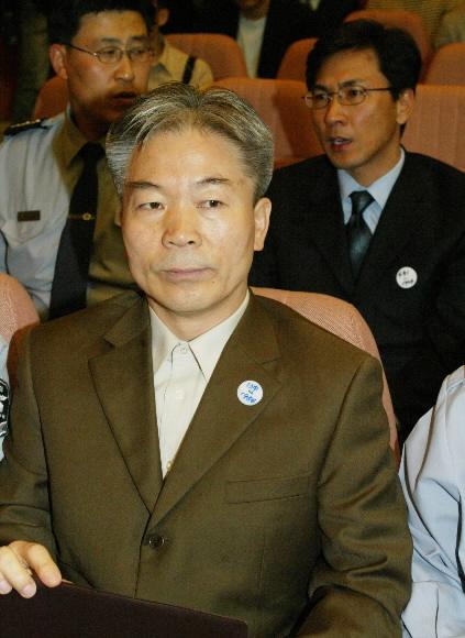 20일 오후 헌법재판소 전원재판부 심리로 열린 노무현 대통령 탄핵심판 4차 공개변론에서 증인으로 나선 대통령 측근 최도술(앞)·안희정(뒤 오른쪽)씨가 신문을 기다리고 있다. 사진공동취재단