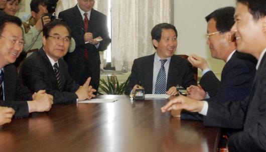 '높아진 위상' 웃음으로… 열린우리당 김근태(가운데) 원내대표가 20일 국회에서 원내대표단 회의를 주재하면서 밝게 웃고 있다. 남상인기자 sanginn@