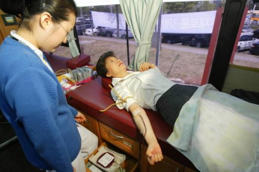 한나라당 박근혜 대표가 20일 서울 여의도 '천막 당사' 앞 대한적십자사 헌혈 차량 안에 누워 헌혈을 하고 있다. 국회 사진기자단