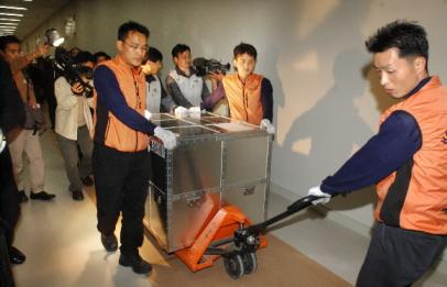 국립중앙박물관 유물 이전이 시작된 지난 19일 박물관 직원들이 특수포장한 국보급 유물들을 새 용산박물관 수장고로 옮기고 있다. 이언탁기자 utl@