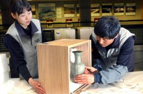 국립중앙박물관 유물 이전이 시작된 지난 19일 박물관 직원들이 국보급 유물들을 특수포장하고 있다. 이언탁기자 utl@