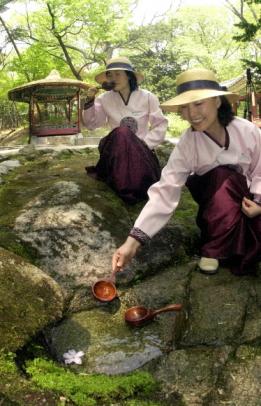 다음달 1일부터 일반인에게 개방되는 서울 창덕궁의 옥류천 어정(御井).고궁 안내원들이 20일 오후 조선왕조의 임금들만 마셨다는 약수물을 바가지로 떠마시고 있다. 강성남기자 snk@