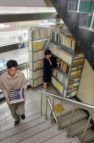 서울 강동구에 있는 구립 점자도서관 내부.장소가 비좁아 계단 한 구석에 책을 쌓아놓아야 할 정도다.우리나라 대부분의 점자도서관이 예산 부족 등으로 운영에 큰 어려움을 겪고 있다.   이종원기자 jongwon@