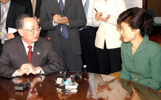 이헌재부총리가 한나라당 박근혜대표 예방하여 환담을 나누고 있다. 최해국기자 saeworld@