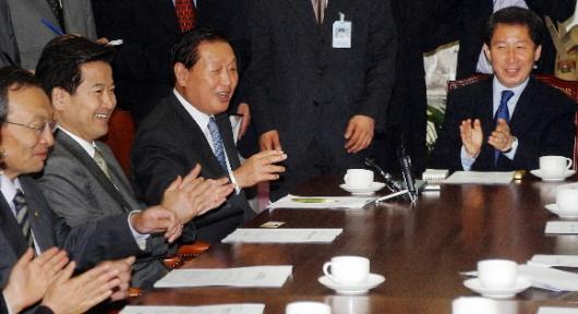 22일 오전 국회 원내대표실에서 열린 열린우리당의 ‘일하는 국회 준비위원회’ 회의에서 김원기(왼쪽에서 세번째) 고문의 인사말에 참석자들이 웃으며 박수를 보내고 있다.왼쪽부터 이해찬 의원,정동영 의장,김 고문,김근태 원내대표.  남상인기자 sanginn@