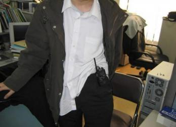 외부에 답을 알려줄 목적으로 시험에 응한 아르바이트생이 무전기를 허리춤에 차고 있는 모습. 경찰청 제공