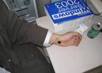 부정 응시생이 무전기로 들려주는 답을 들을수있는 이어폰을 손목에 테이프로 붙이고 있는 모습. 경찰청 제공