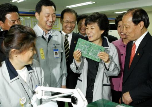 22일 민생경제 현장 방문을 시작한 한나라당 박근혜(가운데) 대표가 첫 방문지인 인천 남동공단의 세일전자에서 여직원으로부터 작업중이던 부품에 대한 설명을 들으며 웃고 있다.  최해국기자 seaworld@