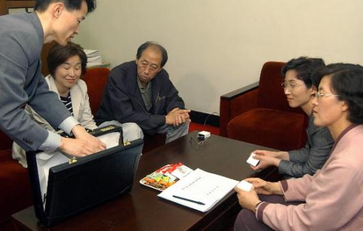 22일 민주노동당 비례대표 당선자들이 국회에 마련된 17대 의원등록실에서 의원등록 절차를 안내받고 있다.왼쪽부터 심상정,단병호,이영순,현애자 당선자.  남상인기자 sanginn@