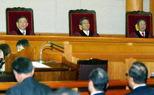 지난 23일 노대통령 탄핵 5차변론이 열린 헌법재판소 대법정에서 주선회 주심재판관등이 재판을 진행하고 있다. 사진공동취재단