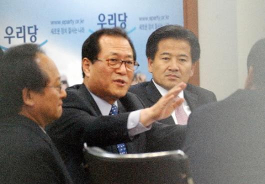 정세현(왼쪽 두번째) 통일부장관이 23일 열린우리당을 방문해 정동영 의장 등 당 지도부에 북한 용천역 폭발사고에 대해 설명하고 있다. 남상인기자 sanginn@