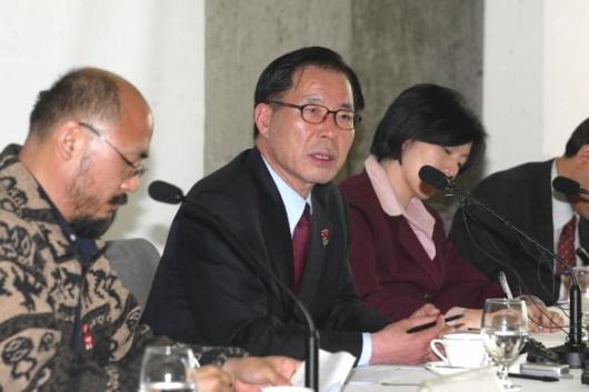 민주노동당 권영길(왼쪽 두번째) 대표가 23일 서울 프레스센터에서 열린 외신기자클럽 초청 기자회견에 참석,질문에 답변하고 있다.최해국기자 seaworld@