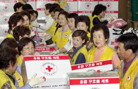 25일 오전 성동구 대한적십자사 서울지사 구호창고에서 자원봉사자들이 북한 용천역 폭발사고지역에 보낼 구호품을 준비하고 있다.  이호정기자 hojeong@