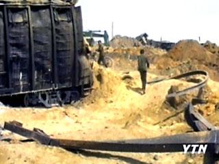 북한 용천역 열차 폭발사고 현장의 처참한 모습이 담긴 사진이 처음으로 공개됐다.폭발 당시 발생한 강한 충격으로 각종 철골이 나뒹굴고 철로는 엿가락처럼 휘어 있다. 사고 현장에 있던 철제 화물열차가 강한 열에 의해 플라스틱처럼 녹아내린 장면도 촬영됐다.  출처: YTN 홈페이지