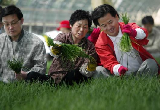 열린우리당 정동영(오른쪽) 의장이 25일 경기도 하남시 교산동의 한 부추농가를 방문,일손을 도우며 이야기를 나누고 있다. 하남 남상인기자 sanginn@