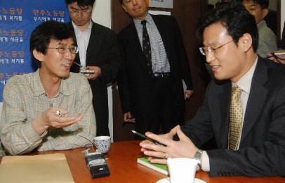 26일 민주노동당 당사에서 이재영(왼쪽) 정책국장과 모건 스탠리의 박천웅(오른쪽)상무가 만남을 갖고 민노당의 의회진출에 따른 노동정책에 대해 이야기를 나누고 있다. 최해국 기자 seaworld@