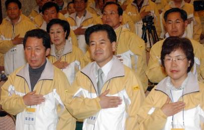 26일 강원도 양양의 오색그린야드 호텔에서 열린 열린우리당 17대 국회의원 당선자 워크숍 입소식에서 김근태(앞줄 왼쪽부터) 원내대표,정동영 의장,이미경 상임중앙위원 등이 국기에 대한 경례를 하고 있다. 양양 오정식기자 oosing@