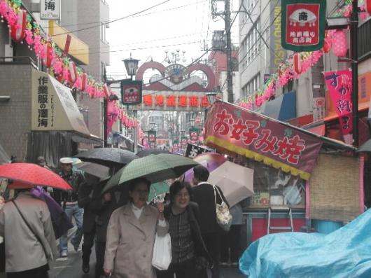 일본 도쿄 도시마구의 ‘스가모’는 자치단체와 상가진흥조합이 노력해 조성한 노인들에 의한,노인들을 위한,노인들의 거리로 노인문제 해결의 모범 사례로 꼽힌다.시장을 찾은 노인들이 물건도 고르고,사찰도 참배하고,아이쇼핑도 하고 있다. 도쿄 이춘규특파원