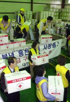 쌓이는 구호물품 지난26일 오후 경기 고양시 일산의 대한통운 창고에서 대한적십자사 서울시지부 직원과 자원봉사자들이 ‘용천 폭발사고’ 피해동포를 돕고자 전국에서 보낸 구호물자를 쌓고 있다. 이호정기자 hojeong@