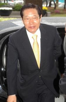 국민건강보험공단 납품비리 혐의를 받고 있는 박태영 전남도지사가 27일 서울 목동 남부지검에 소환되고 있다. 손원천기자