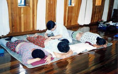 침 시술을 받고 있는 노인들.침구사들은 침구사제도를 양성화하면 국민의료비가 절감된다고 주장한다. 서울신문 포토라이브러리