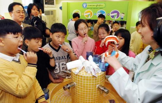 "이렇게 닦으세요" LG생활건강이 치약사업 50주년을 기념해 27일 개설한 양치교실에서 서울 남산초등학교 학생들이 칫솔질법을 익히고 있다.  김명국기자 daunso@