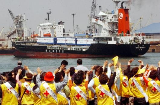 北으로 가는 구호품 28일 북한 용천지역으로 보내는 적십자사 구호품을 실은 배가 인천항을 출발하고 있다. 인천 김명국기자 daunso@