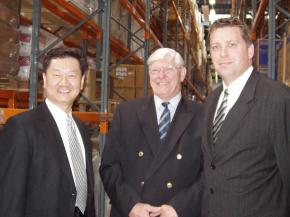 27일 네덜란드 로테르담에 개설된 중소기업 유럽공동물류센터에서 축산용 적외선 램프 생산업체인 인터히트사의 박시흥사장(왼쪽)과 네덜란드의 바이어들이 담소를 나누고 있다. 로테르담 함혜리특파원