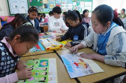 경기도 용인 용천초등학교 학생들이 28일 폭발사고로 참사를 당한 북한의 용천소학교 친구들의 쾌유를 비는 그림을 그리고 있다. 용인 손원천기자 angler@