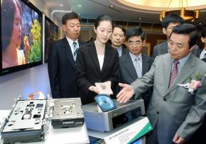 꿈의 BD레코더 삼성전자는 28일 서울 중구 삼성 본관 옆 태평로빌딩에서 차세대 DVD시장을 선도할 HD급 영상저장 레코더를 국내 최초로 선보였다. 이언탁기자 utl@