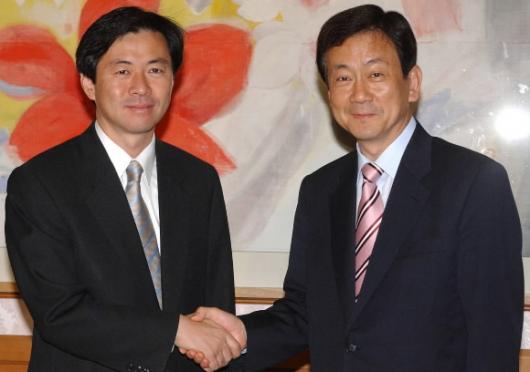 "대표회담 잘해봅시다" 열린우리당과 한나라당 대표회담의 실무 준비를 위해 지난 29일 국회 귀빈식당에서 회동한 김영춘(왼쪽) 열린우리당·진영 한나라당 대표비서실장이 악수를 하고 있다. 서울신문 포토라이브러리