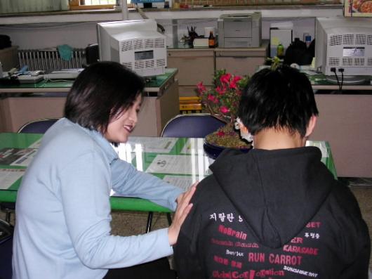 29일 서울 강남경찰서에서 고모군과 나혜영씨가 나란히 앉아 이야기를 나누고 있다. 유지혜기자