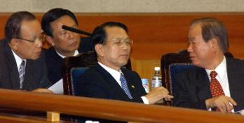 김기춘(가운데) 소추위원 등 소추위원측 변호사들이 재판관 입정을 기다리며 얘기를 나누고 있다. 안주영기자 yja@