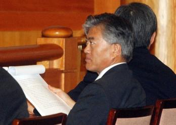 대통령측 변호인단의 문재인 변호사가 최후변론 서류를 들고 있다. 안주영기자 yja@