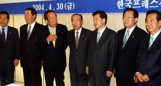 열린우리당 정동영(오른쪽에서 세번째) 의장이 30일 한국프레스센터에서 경제5단체장들과 만나 경제활성화 방안을 논의하고 있다.오른쪽부터 김혁규 상임중앙위원,김용구 중소기업협동조합 중앙회장,정 의장,강신호 전국경제인연합회장,박용성 상공회의소장,이수영 경영자총협회장,정세균 정책위의장. 오정식기자 oosing@