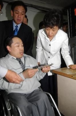 한나라당 박근혜 대표가 30일 경기도 수원시 임마뉴엘 전자를 방문,장애인인 최병규(왼쪽) 사장으로부터 생산 제품에 대한 설명을 듣고 있다. 최해국기자 seaworld@