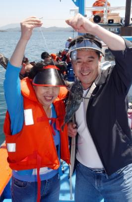 “그래,이 맛이야.” 1일 충남 보령시 대천항 앞바다에서 바다낚시에 나선 시각장애인 손영범씨 부부가 낚아올린 고기를 함께 들어보이며 즐거워하고 있다. 보령 이언탁기자 utl@