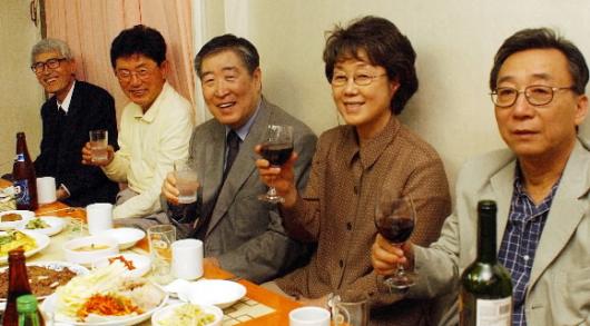 김승옥씨의 산문집 출간을 기념해 오랜만에 만난 ‘산문시대’ 동인과 문우들.평론가 곽광수씨,시인 최하림씨,김승옥·백혜옥씨부부,평론가 김주연(왼쪽부터)씨. 남상인기자 sanginn@