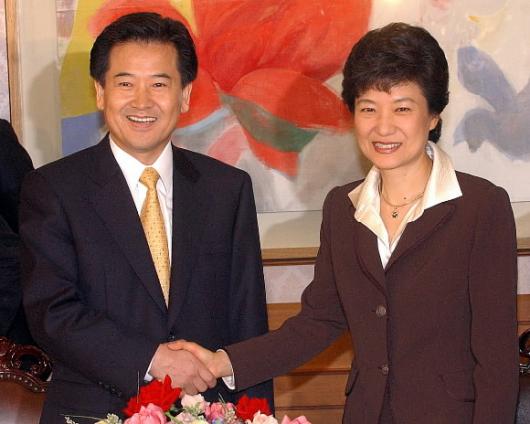 열린우리당 정동영(왼쪽) 의장과 한나라당 박근혜 대표가 3일 국회에서 회담을 갖기에 앞서 환하게 웃으면서 악수를 하고 있다. 최해국기자 seaworld@