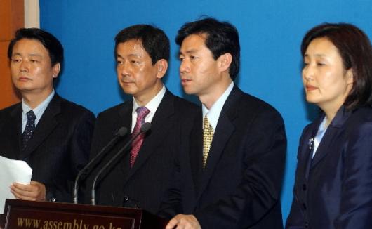 3일 열린우리당 정동영 의장과 한나라당 박근혜 대표의 회담이 끝난 뒤 양당의 대표비서실장과 대변인이 국회에서 회담결과를 발표하고 있다. 왼쪽부터 한나라당 한선교 대변인, 진영 대표비서실장, 열린우리당 김영춘 대표비서실장, 박영선 대변인 남상인기자 sanginn@