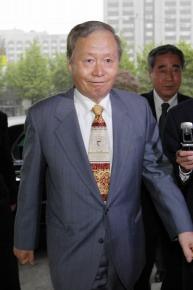 침묵의 출근길 노무현 대통령 탄핵심판의 잠정 결론이 곧 내려질 것으로 예상되는 가운데 지난3일 아침 윤영철 헌법재판소장이 출근하고 있다. 서울신문 포토라이브러리