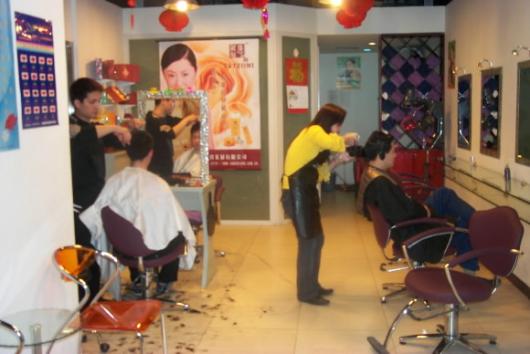 중국에서 미용업이 4대 소비시장으로 떠오르면서 소형 미용실 창업이 붐을 이루는 가운데 한국의 선진 미용기술을 배우려는 움직임도 늘고 있다.사진은 중국 현지 미용실 내부 모습. 베이징 오일만특파원