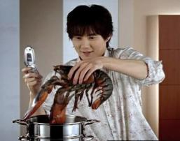멀티광고는 주로 남자편과 여자편으로 나뉘어 제작된다. 위로부터 휴대전화은행 K뱅크 광고의 김소연·류진.