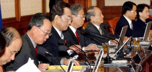 고건 대통령권한대행이 4일 오전 세종로 정부중앙청사에서 국무회의를 주재하고 있다.  사진공동취재단