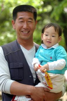 19년째 보육원 아이들을 친자식처럼 돌봐온 신진석씨가 두살배기 홍지를 안고 환하게 웃고 있다. 안양 이언탁기자 utl@