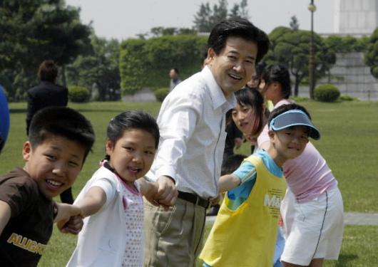 국회 잔디밭서  열린우리당 정동영 의장이 5일 국회 잔디밭에서 보육원 어린이들을 초청해 손을 잡고 놀이를 하고 있다. 최해국기자 seaworld@