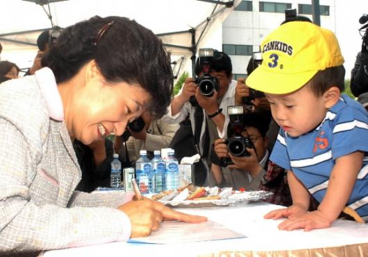 서울 아산병원서 한나라당 박근혜 대표가 서울 풍납동 서울아산병원을 찾아 어린이들에게 사인을 해주고 있다. 최해국기자 seaworld@