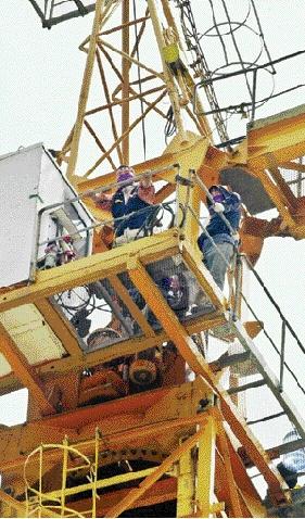 5일 전국타워크레인 기사노조 조합원들이 서울 성북구 길음동 아파트 건설현장에 설치된 50여m 높이의 타워크레인 위에 올라가 시위를 벌이고 있다. 이호정기자 hojeong@